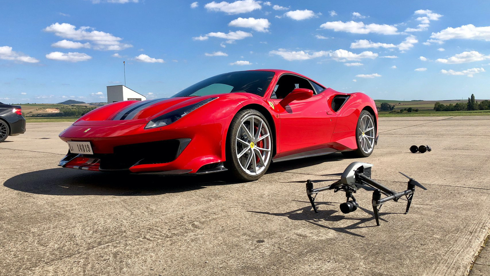 Hier sind wir bei Dreharbeiten mit unserem Quadrokopter oder Kameradrohne für Ferrari